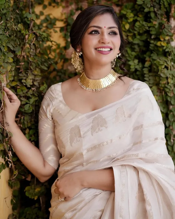Banarasi_Soft_Silk_OFF-WHITE_Premium-Fancy_Saree_With_Blouse_For_Women