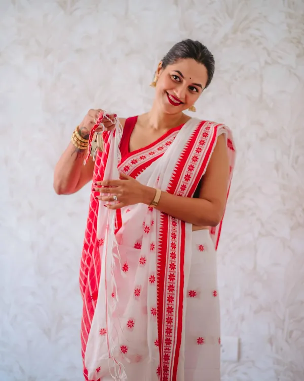 Pure_Soft_Cotton_WHITE-GAJARI_Premium-Fancy_Saree_With_Blouse_For_Women