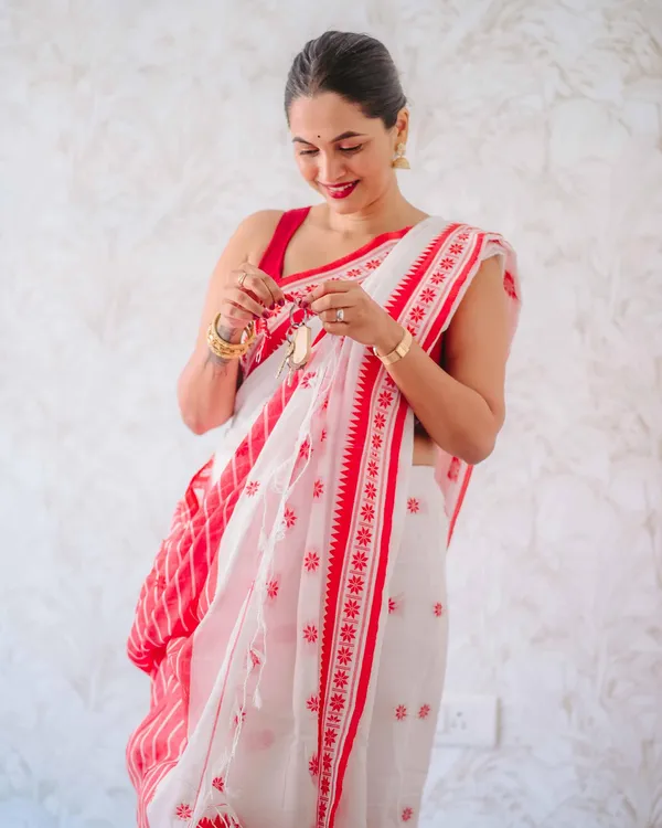 Pure_Soft_Cotton_WHITE-GAJARI_Premium-Fancy_Saree_With_Blouse_For_Women