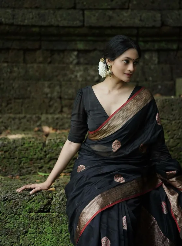 Banarasi_Soft_Silk_BLACK_Premium-Fancy_Saree_With_Blouse_For_Women