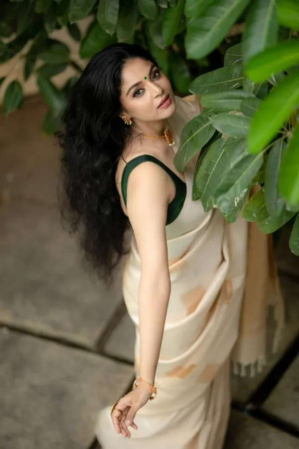 Banarasi_Soft_Silk_OFFWIGHT_Premium-Fancy_Saree_With_Blouse_For_Women