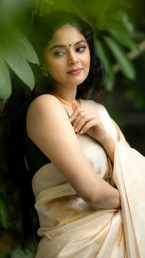 Banarasi_Soft_Silk_OFFWIGHT_Premium-Fancy_Saree_With_Blouse_For_Women