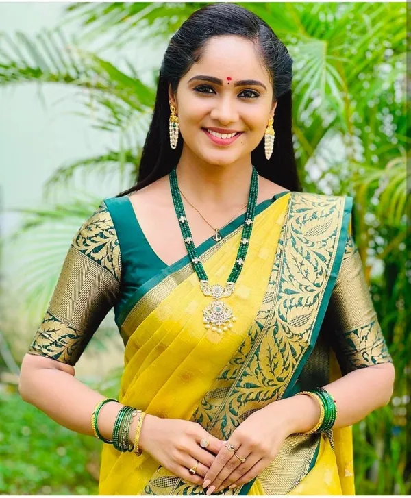 Banarasi_Soft_Silk_YELLOW-BOTTLE-GREEN_Premium-Fancy_Saree_With_Blouse_For_Women