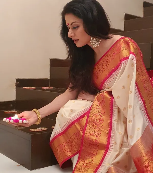 Banarasi_Soft_Silk_OFF-WHITE-RED_Premium-Fancy_Saree_With_Blouse_For_Women