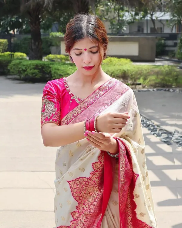 Banarasi_Soft_Silk_OFFWIGHT-RANI_Premium-Fancy_Saree_With_Blouse_For_Women