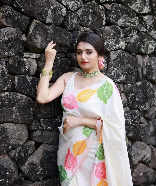 Banarasi_Soft_Silk_WHITE_Premium-Fancy_Saree_With_Blouse_For_Women