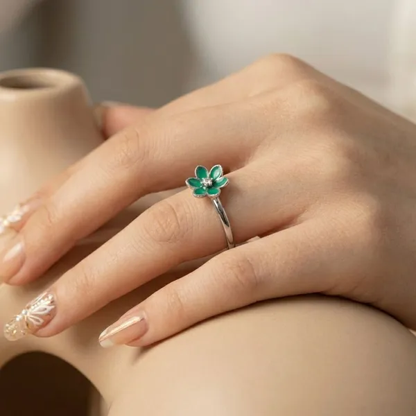 Sterling_Silver_Emerald_Fleur_Ring_For_Women