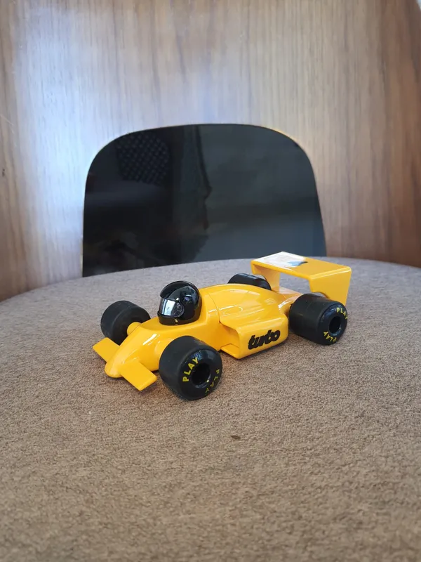 Red_Formula_1_Racing_Car_Attractive_Design