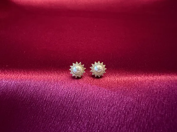 Silver_Pearl_Flower_Stud_Earrings_For_Women