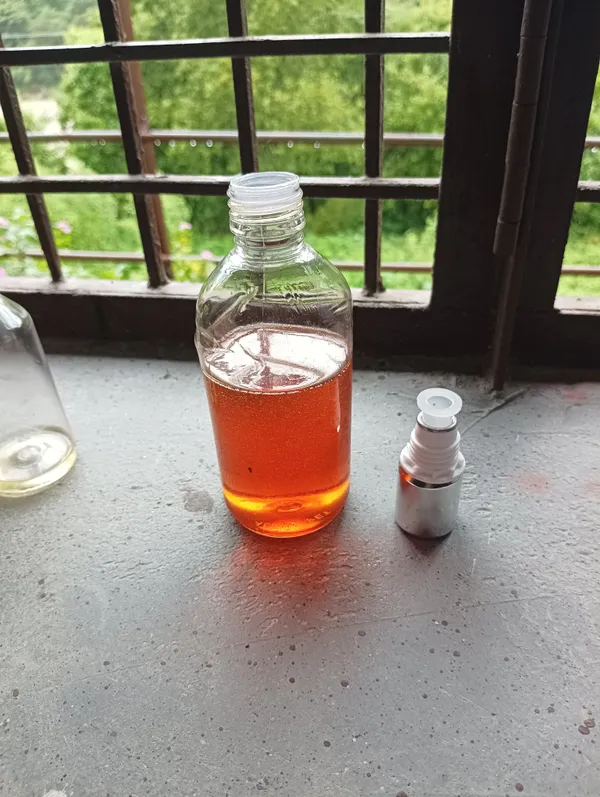 Pure_Sandalwood_essential_oil_compound