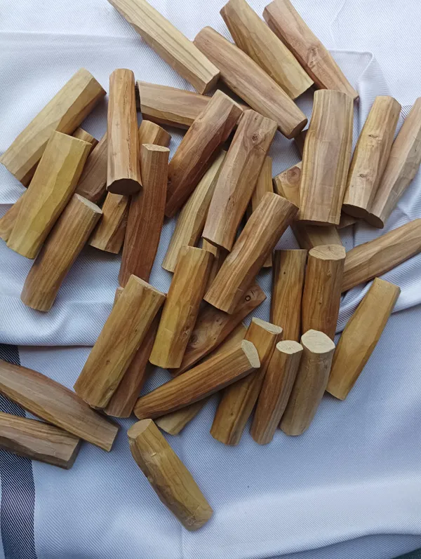 Pure_White_Sandalwood_Sinkable_Grade_Stick