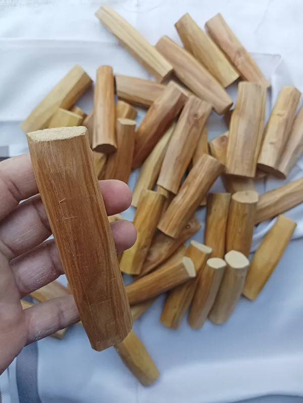Pure_White_Sandalwood_Sinkable_Grade_Stick