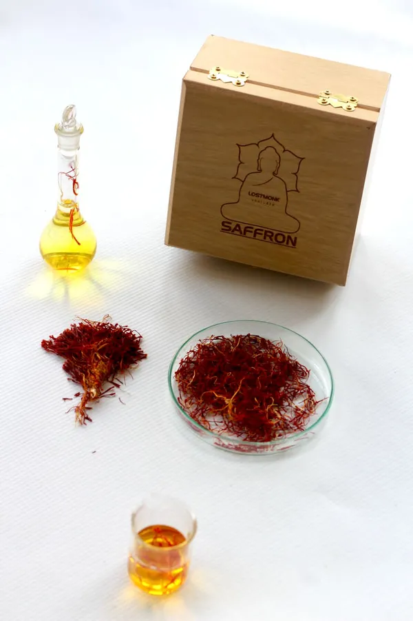 Pure_White_Sandalwood_Heartwood_(Stick_100_Gm__And_Saffron_2gm_)