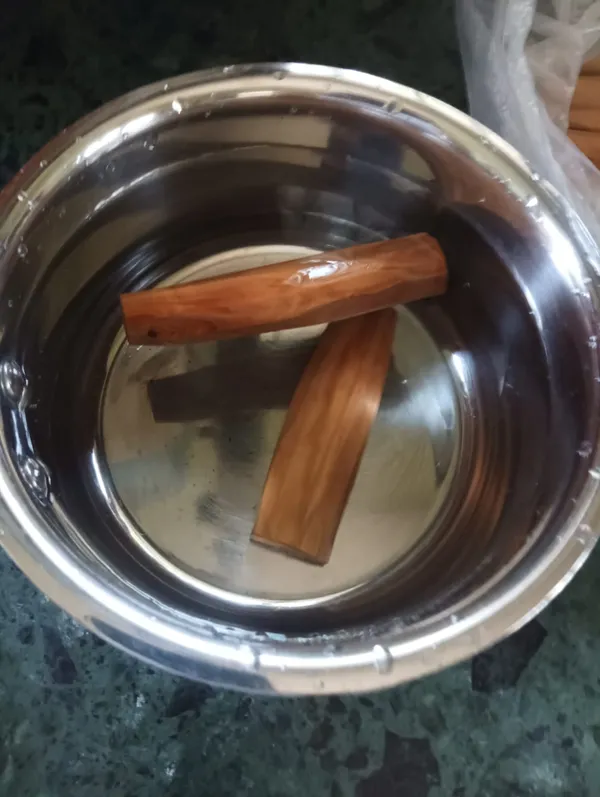Pure_White_Sandalwood_Sinkable_Grade_Stick