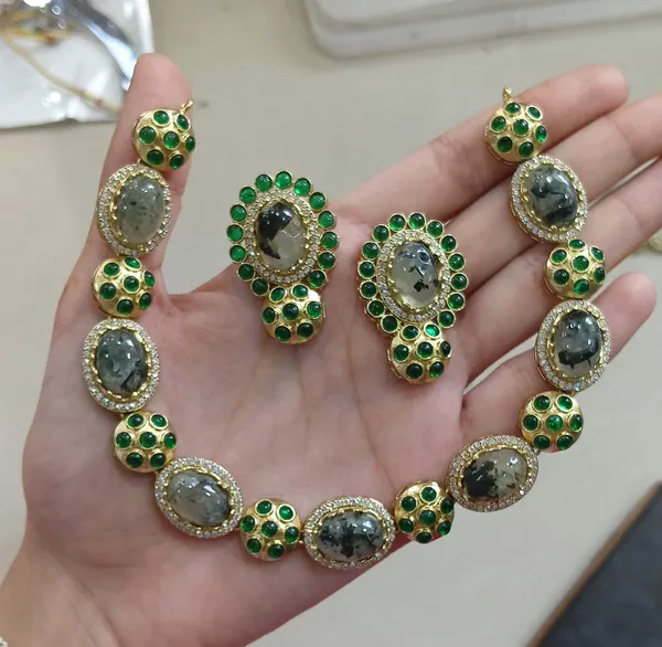 Gold_And_Emerald_Green_Kundan_Necklace_And_Earring_Set_For_Women