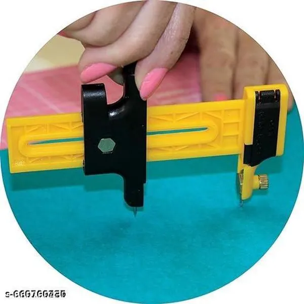 Yellow_And_Black_Plastic_Cutting_Tools_For_Students