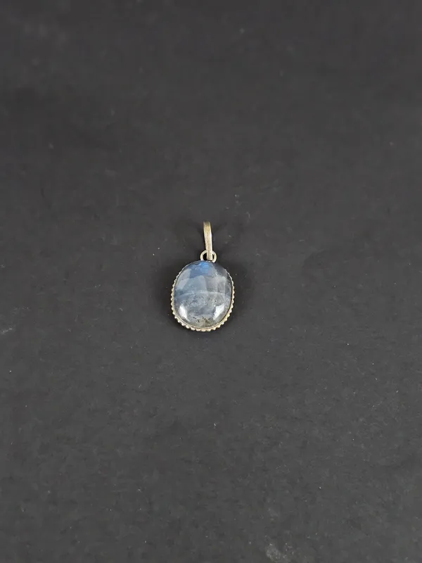 Rainbow_Moonstone_Pendant_For_Faminine_Energy_&_Emotinal_Balance