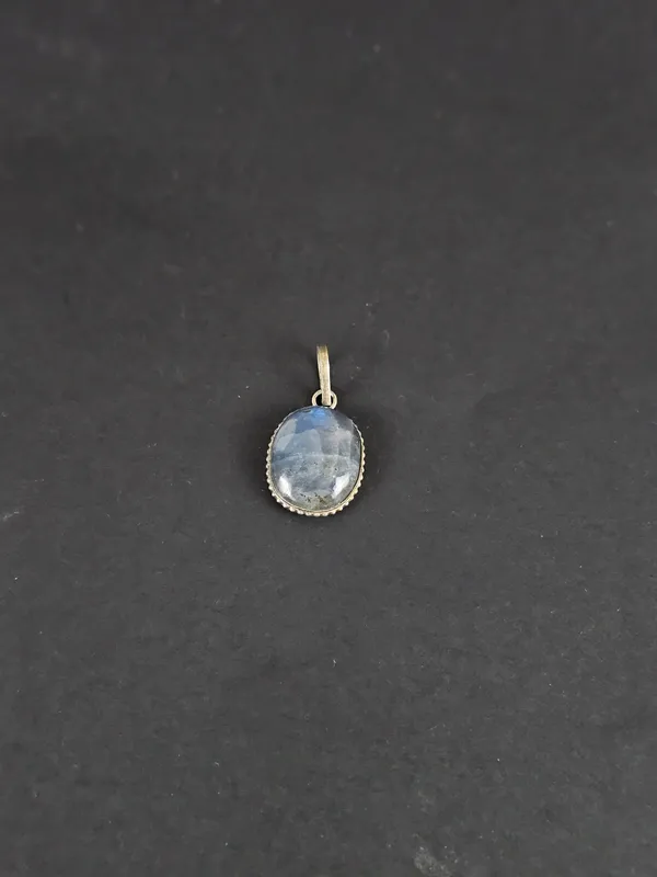 Rainbow_Moonstone_Pendant_For_Faminine_Energy_&_Emotinal_Balance