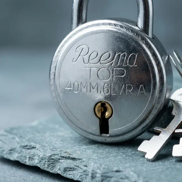 Silver_Metallic_Smart_Lock_For_Home_And_Offive