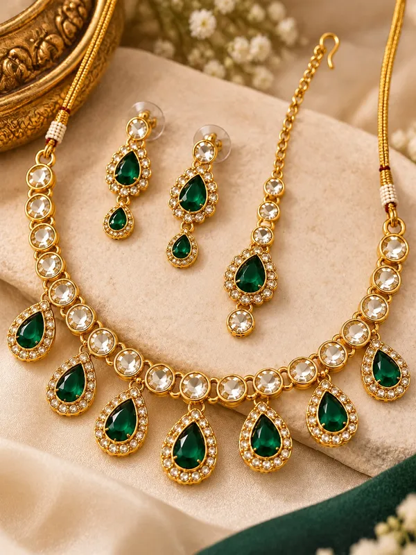 Drop_Kundan_Necklace_Set_with_Matching_Earrings_and_Maang_Tikka_Shadow_Green