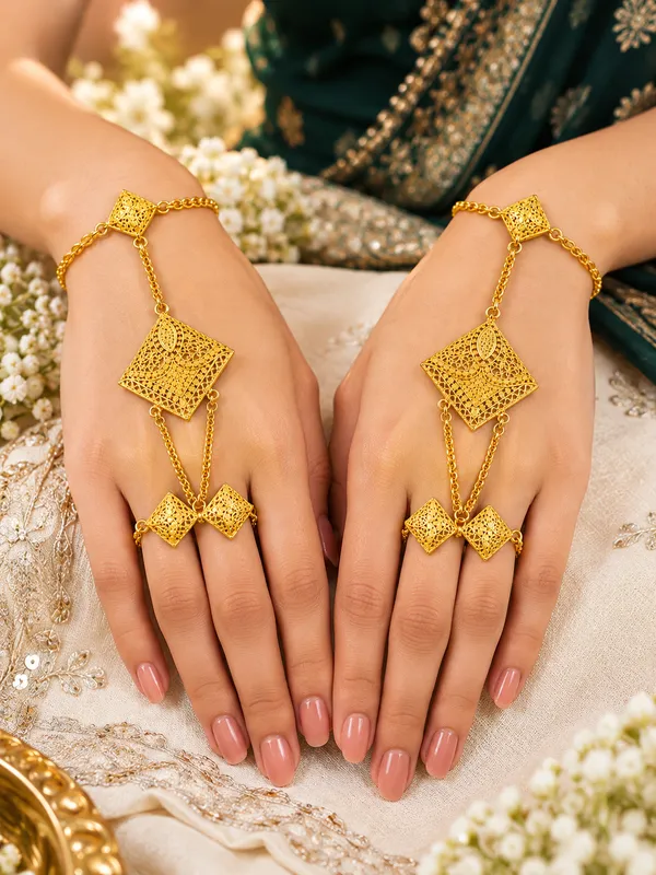 Gold_Tone_Traditional_Filigree_Panja_Hand_Harness_for_Women
