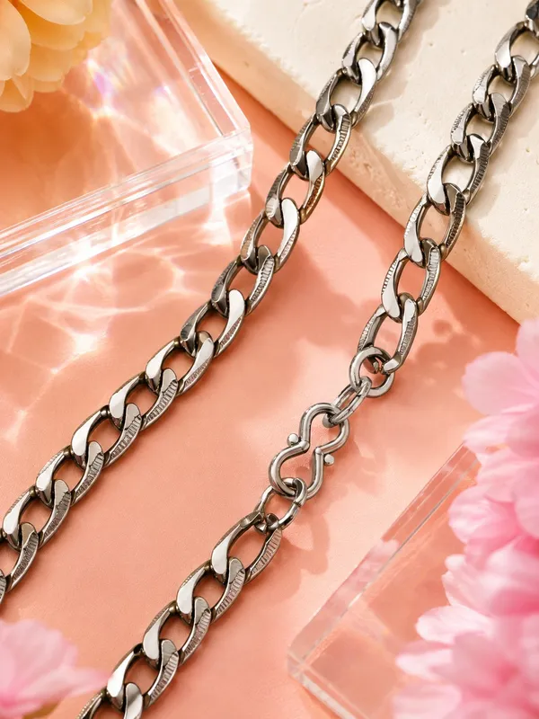 Premium_Silver_Tone_Curb_Link_Chain_for_Men_–_20_Inch_Polished_Interlocking_Necklace
