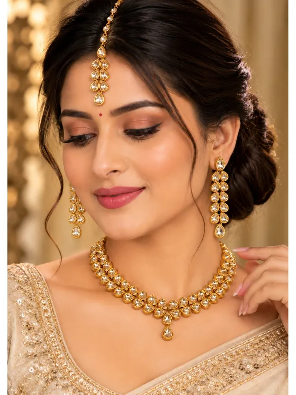 Women_Gold_Tone_Kundan_Gulband_Necklace_Set_with_Matching_Earrings_and_Maang_Tikka