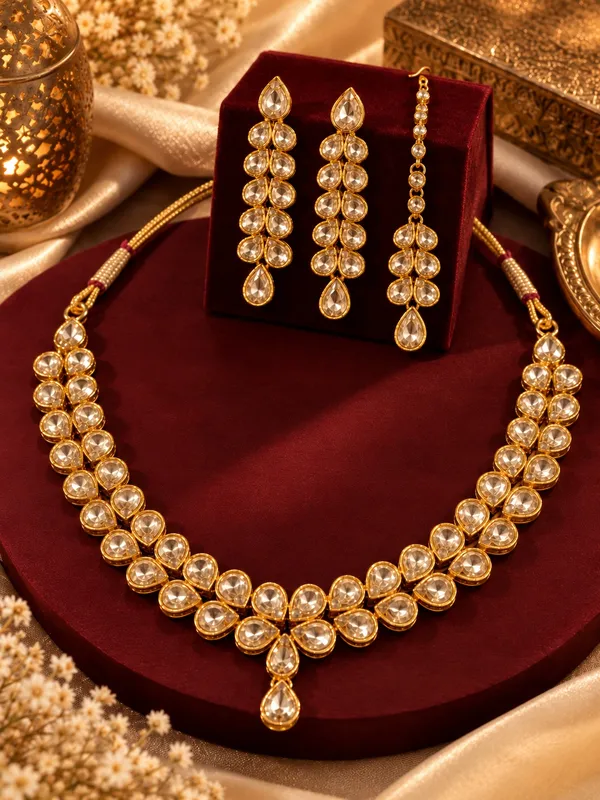 Women_Gold_Tone_Kundan_Gulband_Necklace_Set_with_Matching_Earrings_and_Maang_Tikka