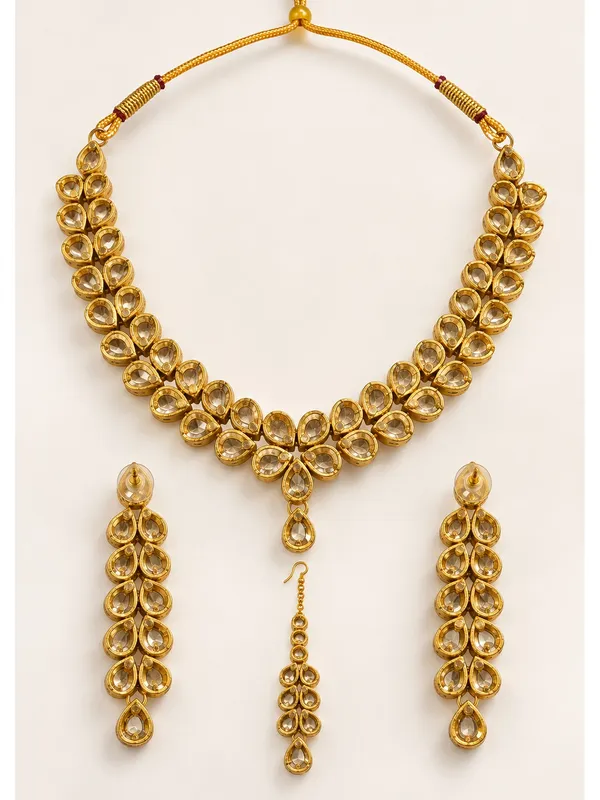 Women_Gold_Tone_Kundan_Gulband_Necklace_Set_with_Matching_Earrings_and_Maang_Tikka