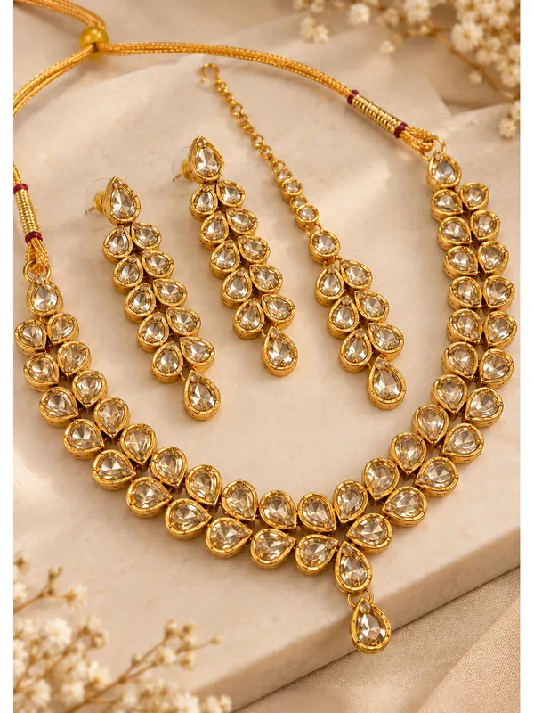 Women_Gold_Tone_Kundan_Gulband_Necklace_Set_with_Matching_Earrings_and_Maang_Tikka