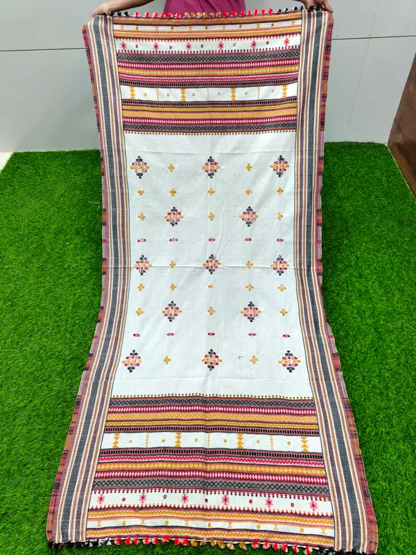 Winter_Special_Bhujodi_Hand_Weaving_Kutchi_thirteen__Butta_Shawl_For_Women_white
