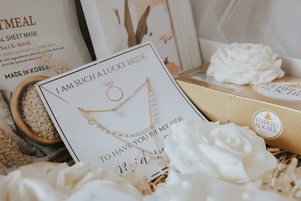 White_And_Gold_Cardboard_Gift_Hamper_For_Gifting