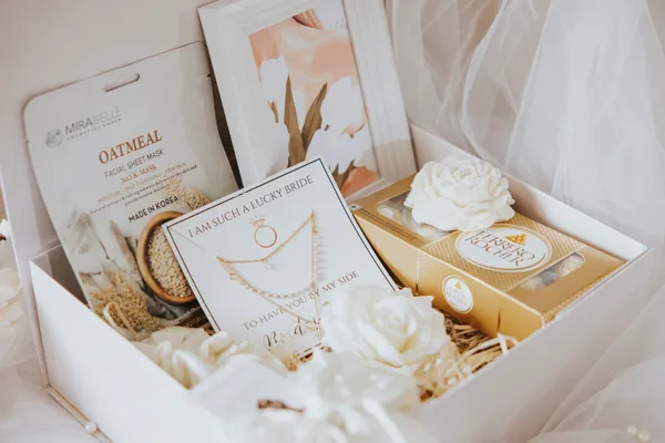 White_And_Gold_Cardboard_Gift_Hamper_For_Gifting
