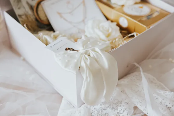 White_And_Gold_Cardboard_Gift_Hamper_For_Gifting