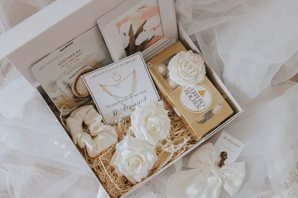 White_And_Gold_Cardboard_Gift_Hamper_For_Gifting