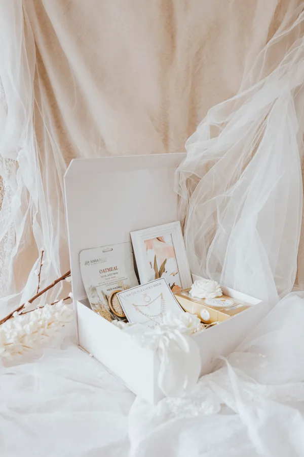 White_And_Gold_Cardboard_Gift_Hamper_For_Gifting