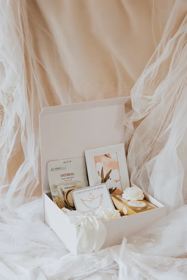 White_And_Gold_Cardboard_Gift_Hamper_For_Gifting