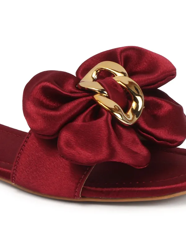 Elegant_Slip-On_Flats_with_Bow_&_Gold_Chain_Detail