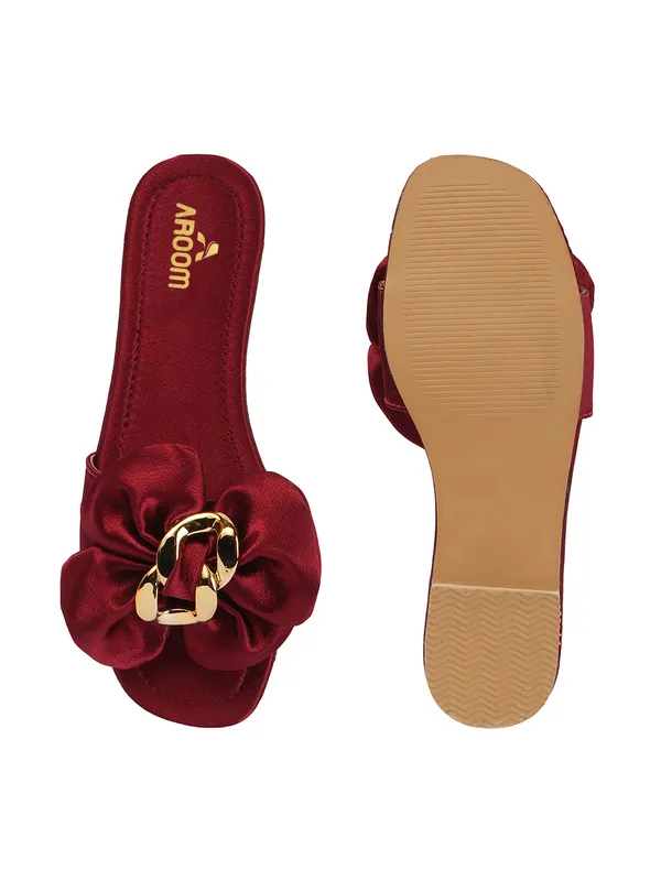 Elegant_Slip-On_Flats_with_Bow_&_Gold_Chain_Detail
