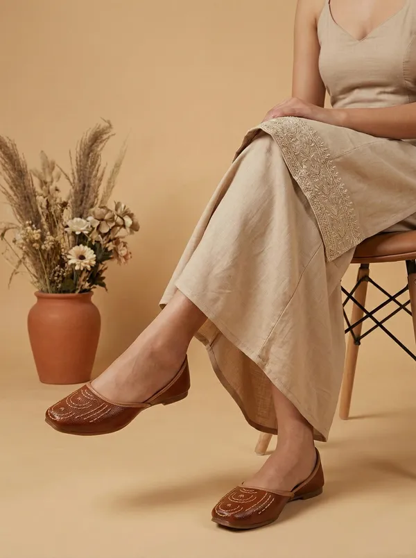 Aroom_Women�s_Embroidered_Ethnic_Jutti_Flats
