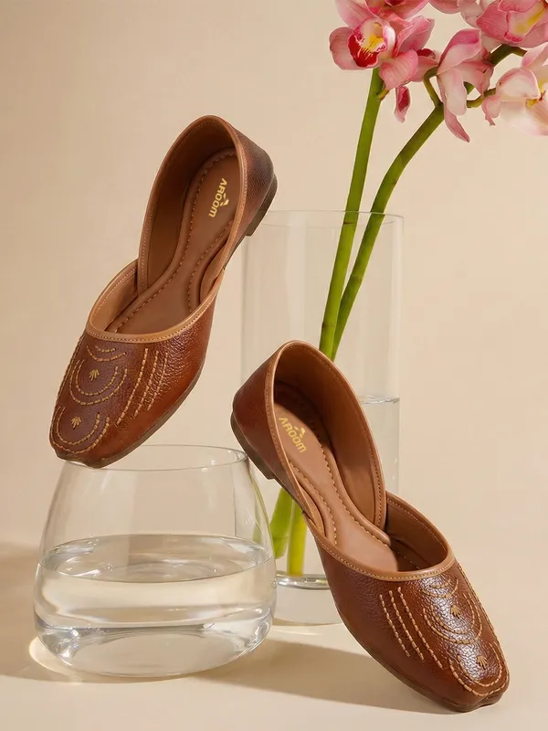 Aroom_Women�s_Embroidered_Ethnic_Jutti_Flats