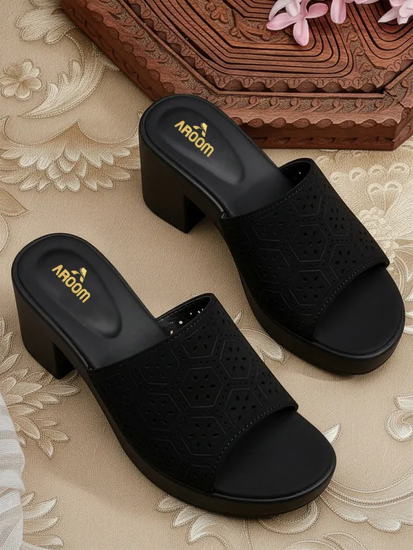 Aroom_Women�s_Textured_Block_Heel_Slide_Sandals
