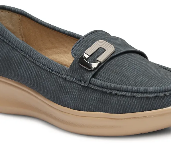 Step_into_effortless_style_and_all-day_comfort_with_these_elegant_wedge_heel_loafers