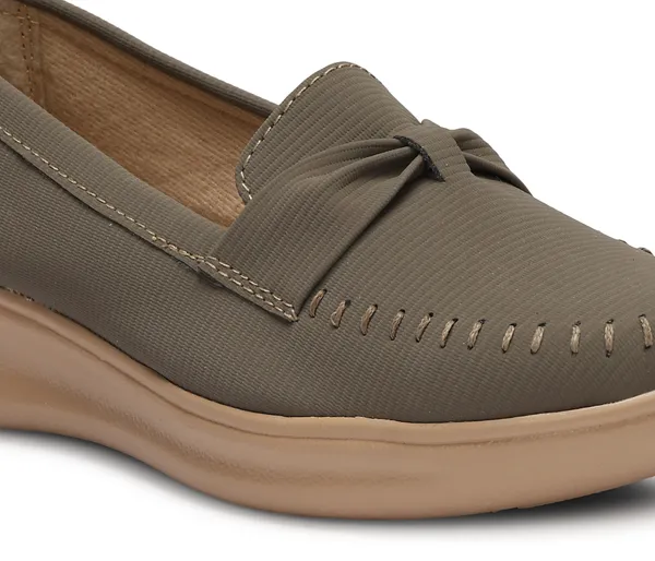 Step_into_effortless_style_and_all-day_comfort_with_these_elegant_wedge_heel_loafers