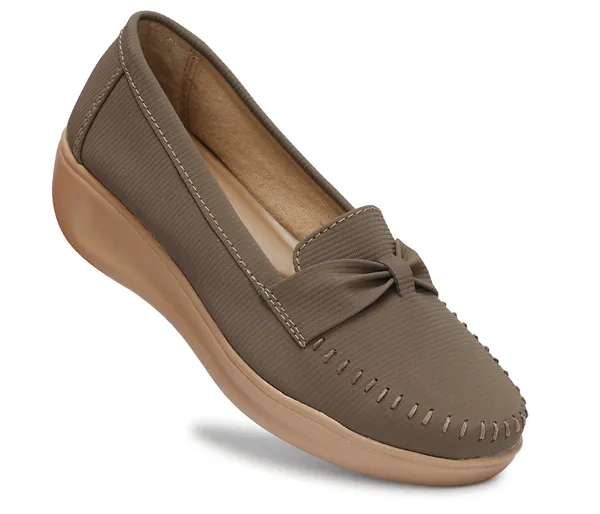 Step_into_effortless_style_and_all-day_comfort_with_these_elegant_wedge_heel_loafers