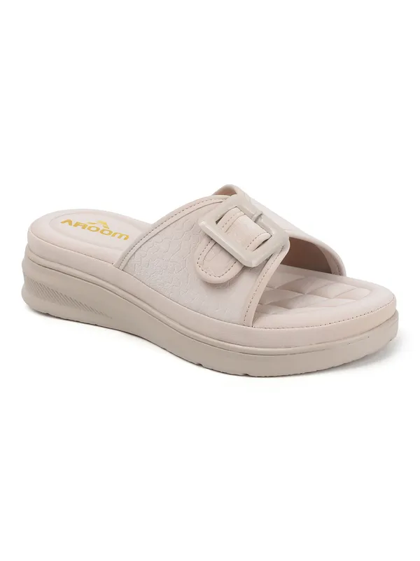 Cream_Elegant_Slide_Women_Sandals_With_Bold_Buckle_And_Soft_Quilted_Footbed_For_Everyday_Comfort