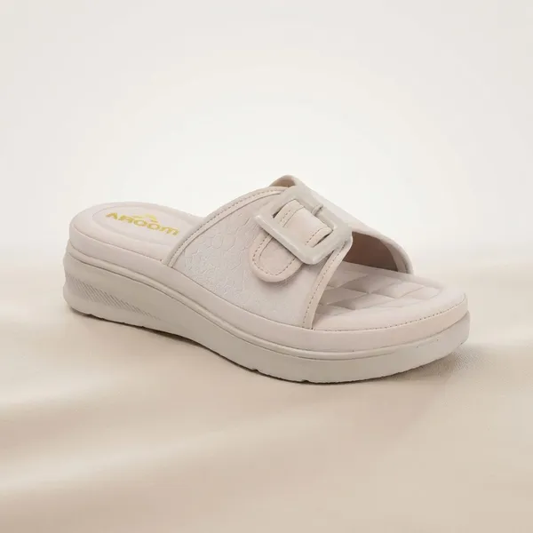 Cream_Elegant_Slide_Women_Sandals_With_Bold_Buckle_And_Soft_Quilted_Footbed_For_Everyday_Comfort