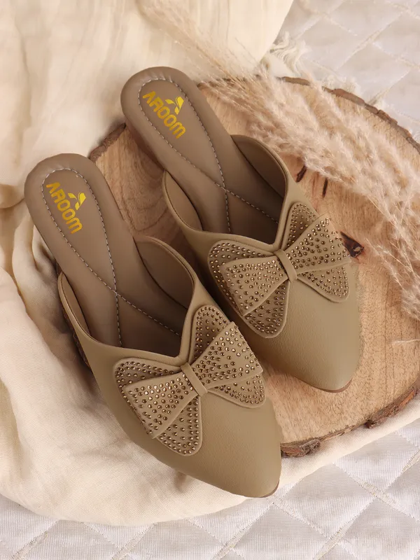 Beige_Stylish_Slip_On_Flats_With_Embellished_Bow_Design_For_Women_Elegant_Comfort_Footwear