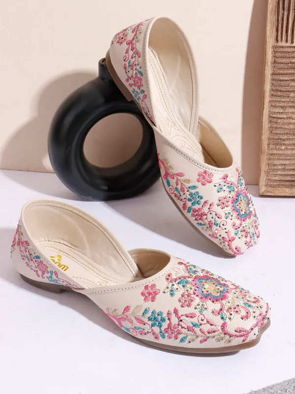 Cream_Elegant_Embroidered_Ethnic_Jutti_With_Floral_Detailing_And_Comfortable_Flat_Sole