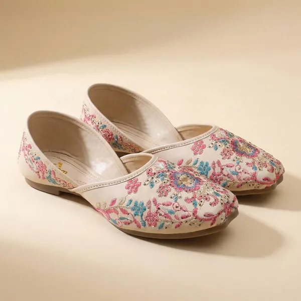 Cream_Elegant_Embroidered_Ethnic_Jutti_With_Floral_Detailing_And_Comfortable_Flat_Sole